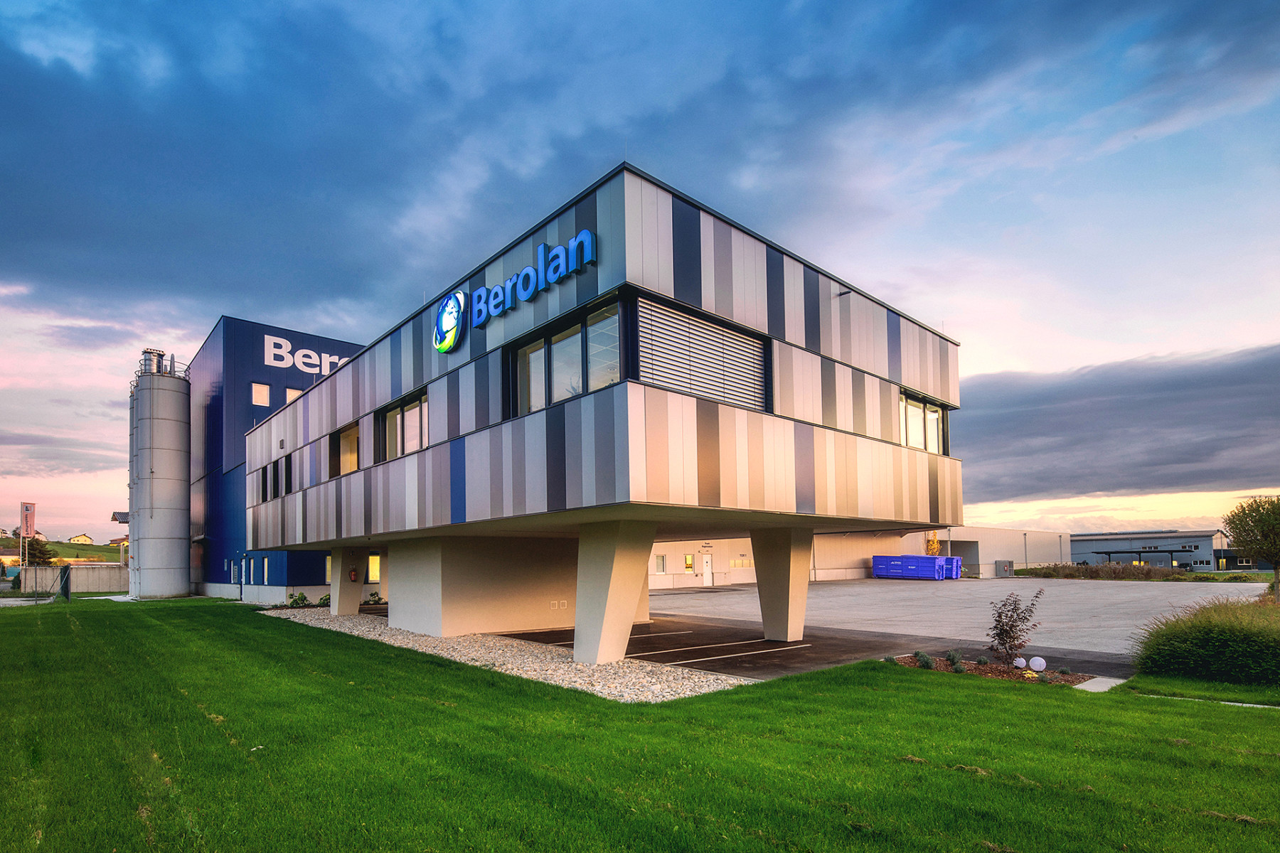 Neues Firmengebäude der BEROLAN GmbH bei Abendstimmung