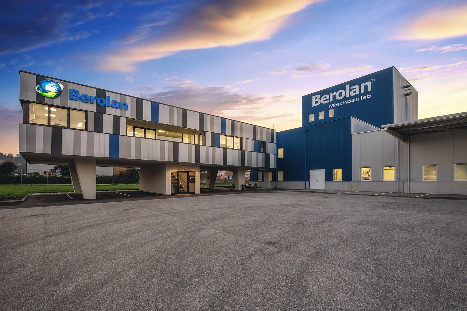 Eingangsbereich Firmengebäude BEROLAN Eingangsbereich des Firmengebäudes der BEROLAN GmbH bei Abendstimmung